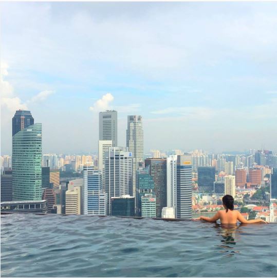 piscina del hotel marina bay en singapur